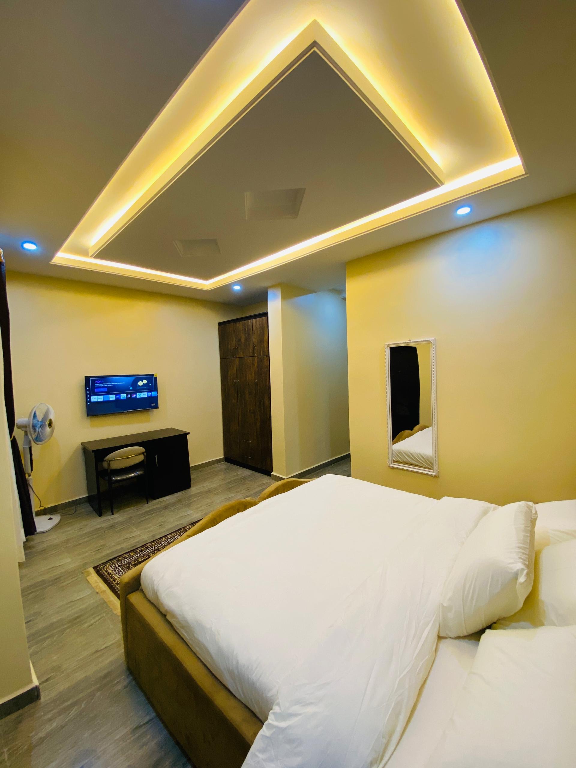 SHORTLETS 55b75706 9949 40f2 9b01 c92392bee648 2