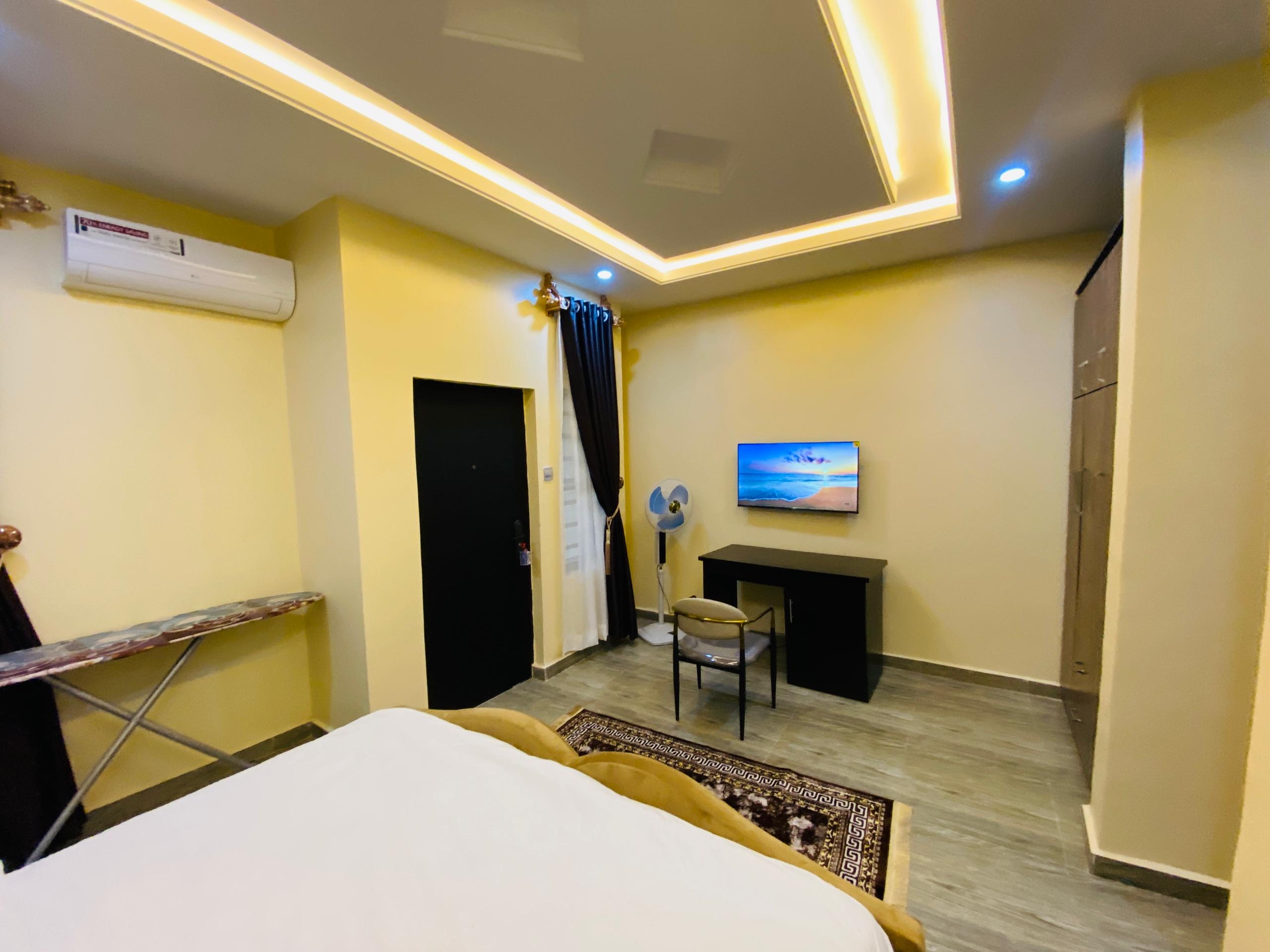 SHORTLETS dcf3634b 4980 4d57 84f4 766ff84780f5 2